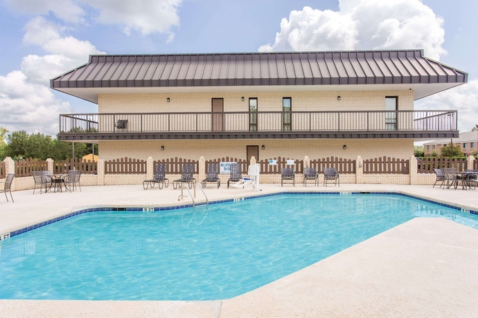 Imagen de la piscina del Hotel Days Inn By Wyndham Florence/i-95 North, Florence. Foto 15
