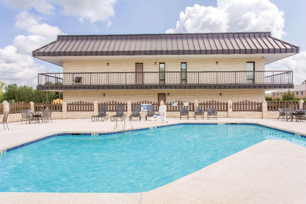 Imagen de la piscina del Hotel Days Inn By Wyndham Florence/i-95 North, Florence. Foto 17
