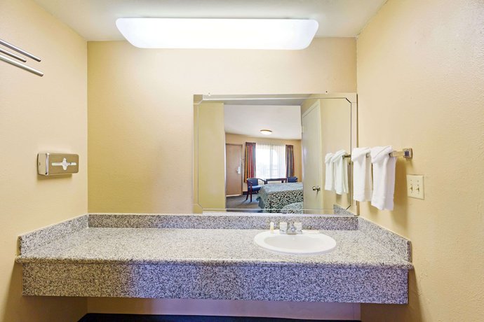Imagen de la habitación del Hotel Days Inn By Wyndham Fontana / Rialto. Foto 10