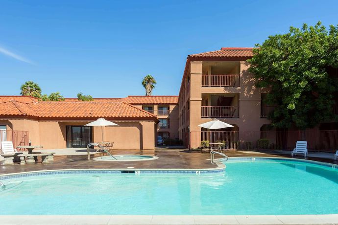 Imagen de la piscina del Hotel Days Inn By Wyndham Fontana / Rialto. Foto 16