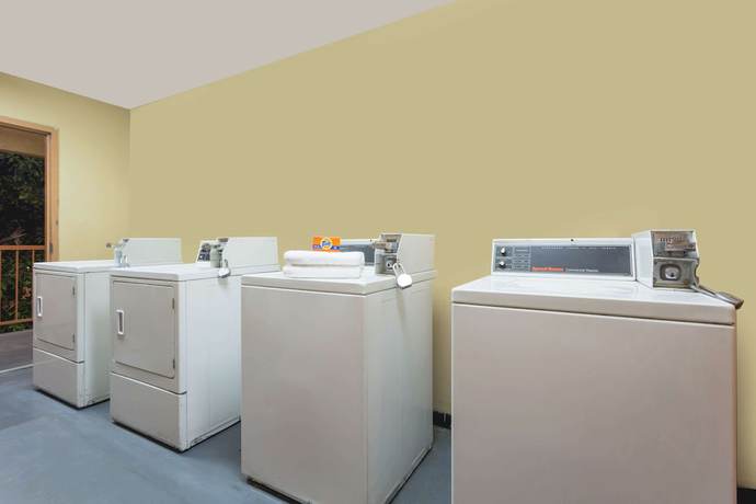 Imagen de los interiores del Hotel Days Inn By Wyndham Fontana / Rialto. Foto 14