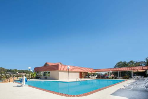 Imagen de la piscina del Hotel Days Inn By Wyndham Forsyth. Foto 16