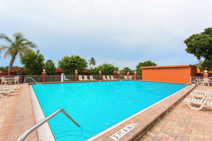 Imagen de la piscina del Hotel Days Inn By Wyndham Fort Myers. Foto 15