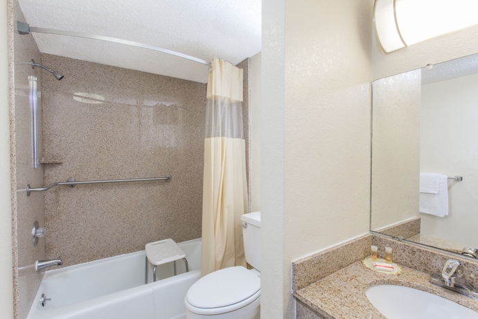 Imagen de la habitación del Hotel Days Inn By Wyndham Fort Myers. Foto 9
