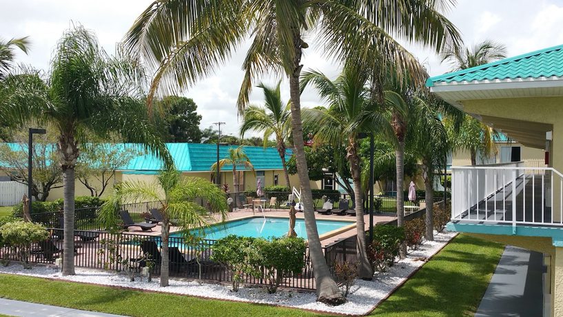 Imagen de la piscina del Hotel Days Inn By Wyndham Fort Pierce Midtown. Foto 20