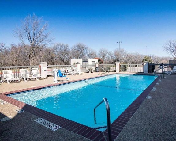 Imagen de la piscina del Hotel Days Inn By Wyndham Fort Worth North / Fossil Creek. Foto 14