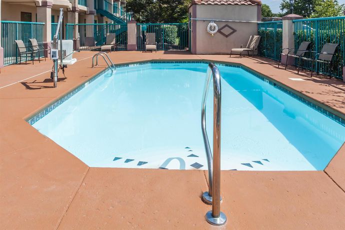 Imagen de la piscina del Hotel Days Inn By Wyndham Franklin Nashville. Foto 15
