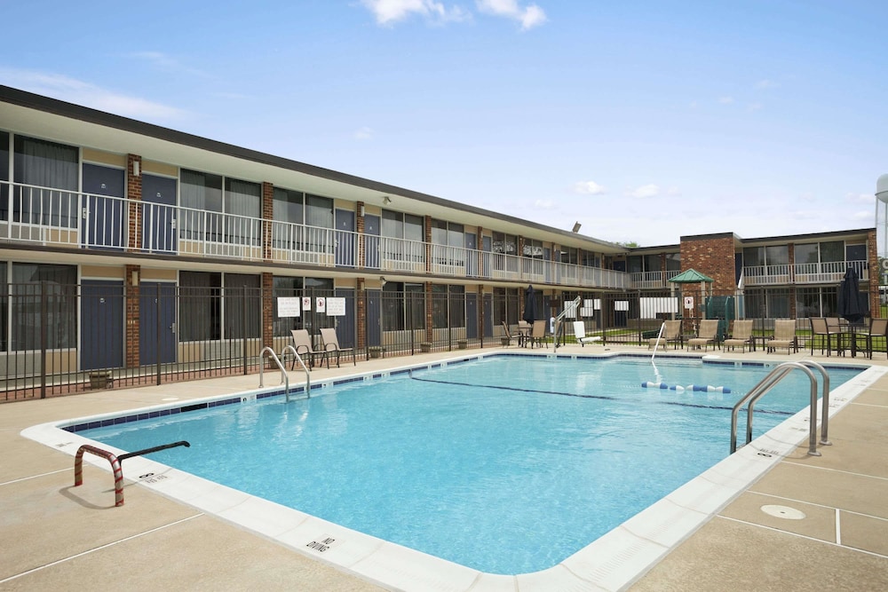 Imagen de la piscina del Hotel Days Inn By Wyndham Frederick. Foto 20