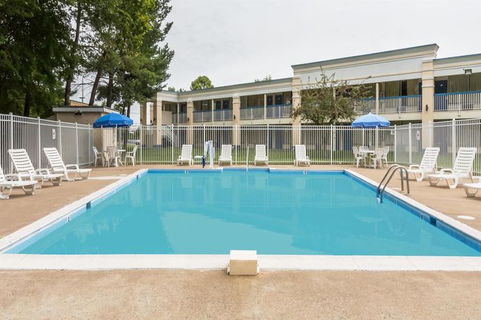 Imagen de la piscina del Hotel Days Inn By Wyndham Fredericksburg North. Foto 15
