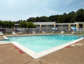 Imagen de la piscina del Hotel Days Inn By Wyndham Fredericksburg North. Foto 16