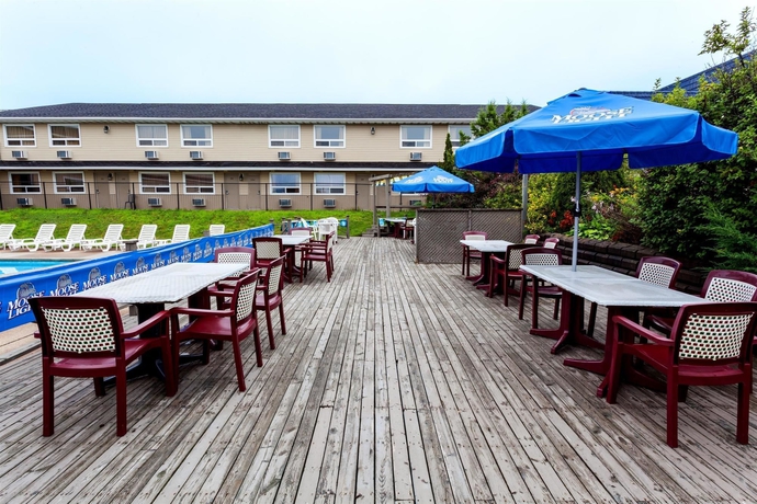 Imagen de la piscina del Hotel Days Inn By Wyndham Fredericton. Foto 14