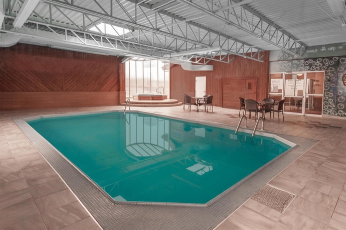 Imagen de la piscina del Hotel Days Inn By Wyndham Fredericton. Foto 15