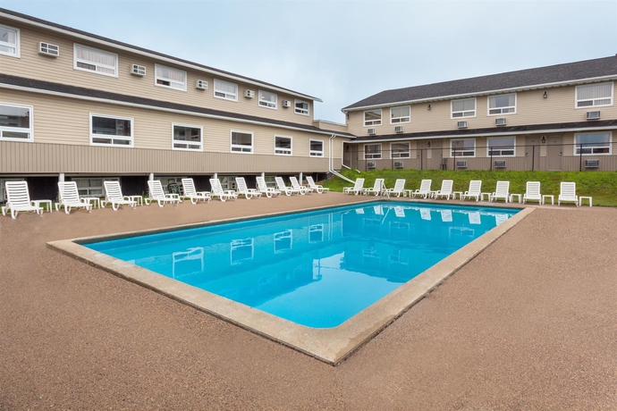 Imagen de la piscina del Hotel Days Inn By Wyndham Fredericton. Foto 16