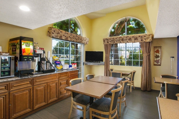 Imagen del bar/restaurante del Hotel Days Inn By Wyndham Fremont. Foto 4