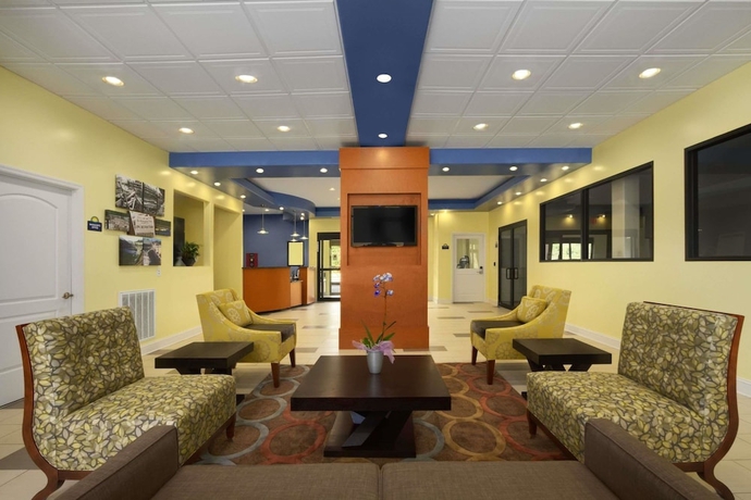Imagen de los interiores del Hotel Days Inn By Wyndham Fultondale. Foto 15