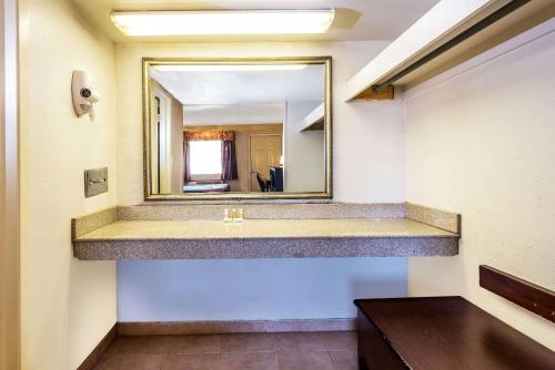 Imagen de la habitación del Hotel Days Inn By Wyndham Gainesville. Foto 18