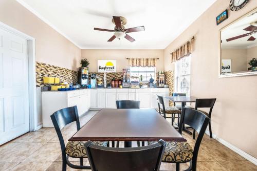 Imagen del bar/restaurante del Hotel Days Inn By Wyndham Gainesville. Foto 6