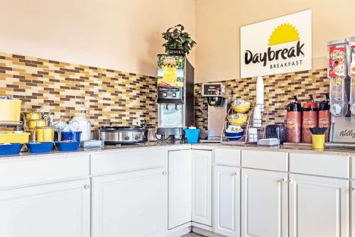 Imagen del bar/restaurante del Hotel Days Inn By Wyndham Gainesville. Foto 7