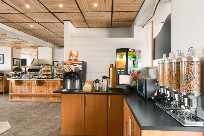 Imagen del bar/restaurante del Hotel Days Inn By Wyndham Golden. Foto 3