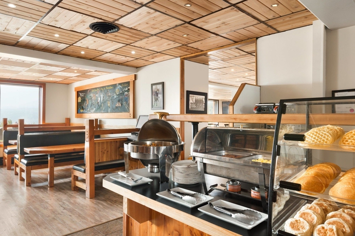 Imagen del bar/restaurante del Hotel Days Inn By Wyndham Golden. Foto 4