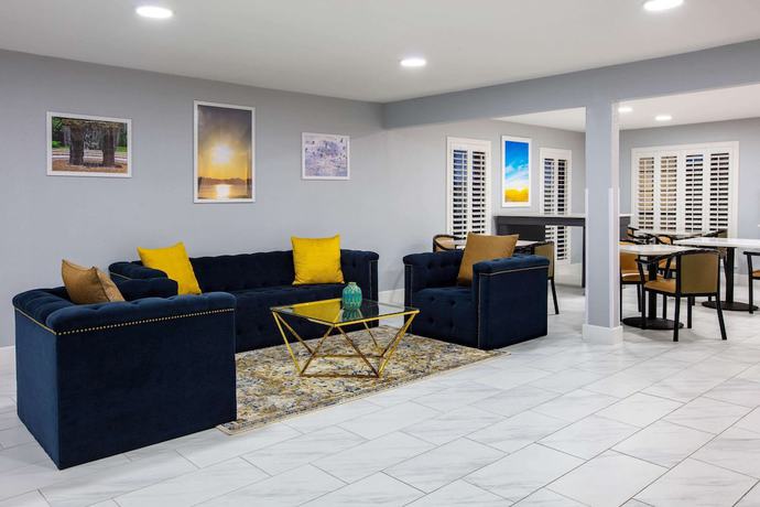 Imagen de los interiores del Hotel Days Inn By Wyndham Granbury. Foto 19