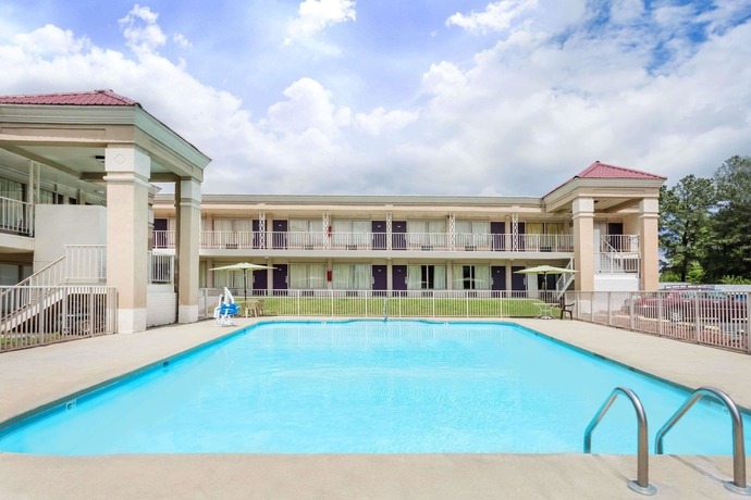 Imagen de la piscina del Hotel Days Inn By Wyndham Greensboro Airport. Foto 12