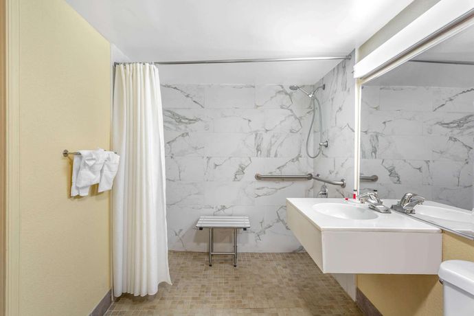 Imagen de la habitación del Hotel Days Inn By Wyndham Hampton Near Coliseum Convention Center. Foto 12