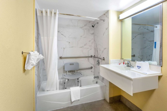 Imagen de la habitación del Hotel Days Inn By Wyndham Hampton Near Coliseum Convention Center. Foto 16