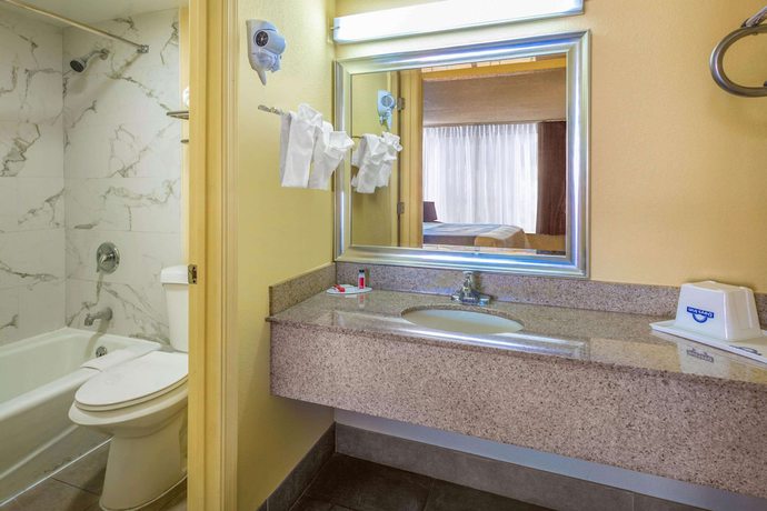 Imagen de la habitación del Hotel Days Inn By Wyndham Hampton Near Coliseum Convention Center. Foto 17