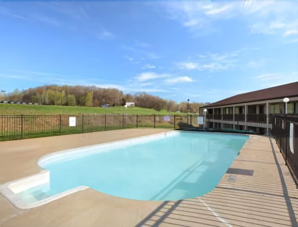 Imagen de la piscina del Hotel Days Inn By Wyndham Hannibal. Foto 16