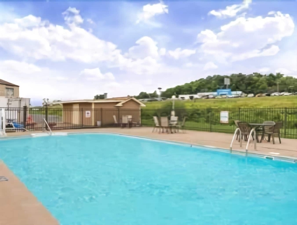 Imagen de la piscina del Hotel Days Inn By Wyndham Hannibal. Foto 17