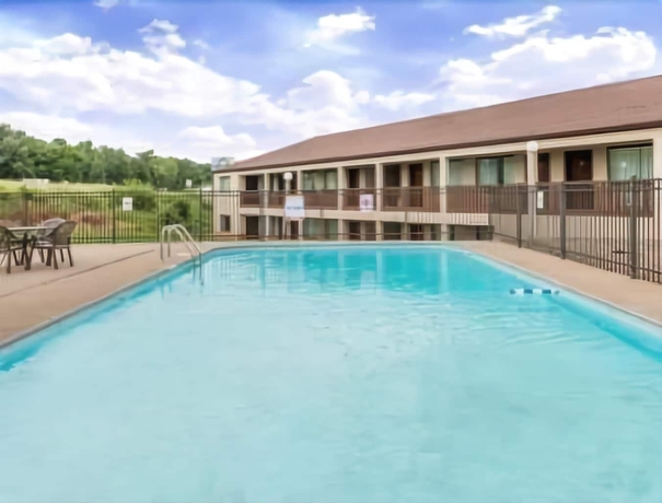 Imagen de la piscina del Hotel Days Inn By Wyndham Hannibal. Foto 18