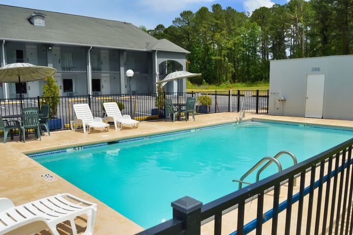 Imagen de la piscina del Hotel Days Inn By Wyndham Hardeeville Near Hilton Head. Foto 17