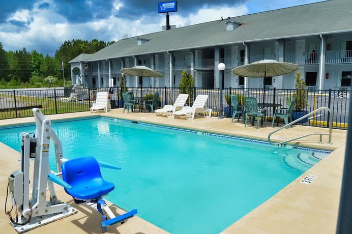 Imagen de la piscina del Hotel Days Inn By Wyndham Hardeeville Near Hilton Head. Foto 19