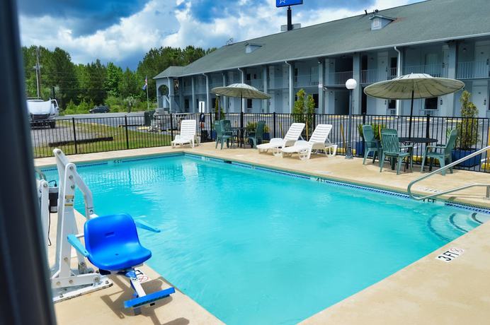 Imagen de la piscina del Hotel Days Inn By Wyndham Hardeeville Near Hilton Head. Foto 20