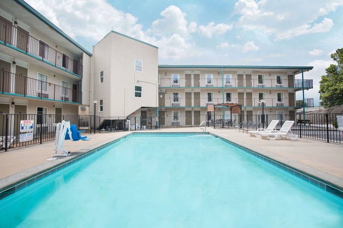 Imagen de la piscina del Hotel Days Inn By Wyndham Harrison. Foto 19