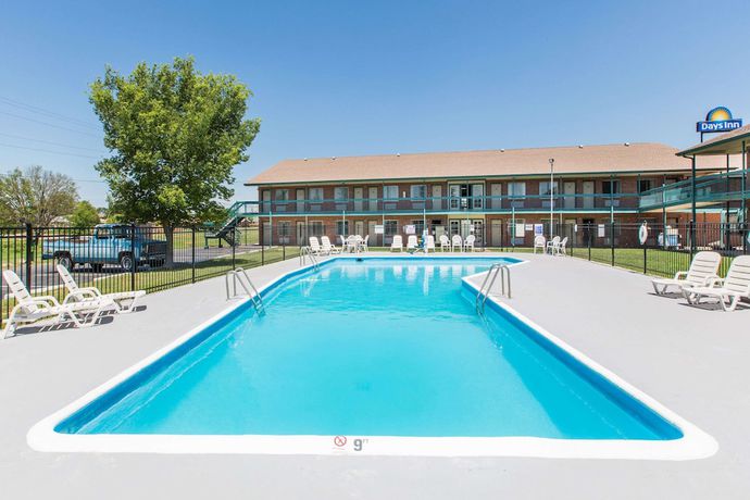 Imagen de la piscina del Hotel Days Inn By Wyndham Hays. Foto 19