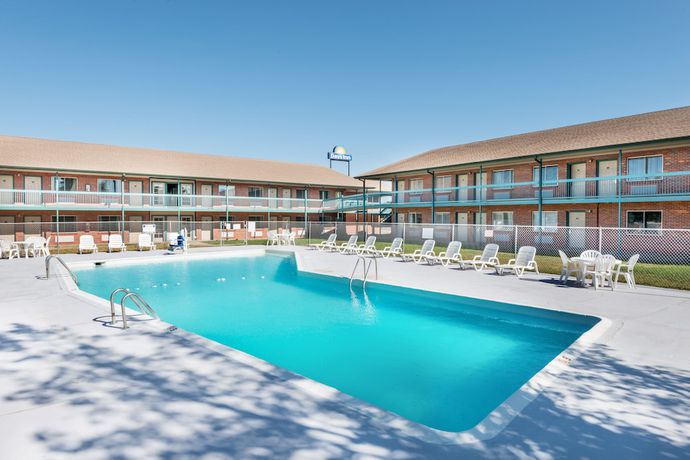 Imagen de la piscina del Hotel Days Inn By Wyndham Hays. Foto 20