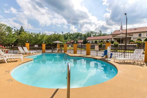 Imagen de la piscina del Hotel Days Inn By Wyndham Helen. Foto 16