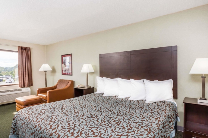 Imagen de la habitación del Hotel Days Inn By Wyndham Hendersonville. Foto 4