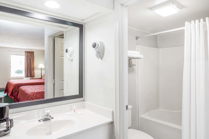 Imagen de la habitación del Hotel Days Inn By Wyndham Hendersonville. Foto 12
