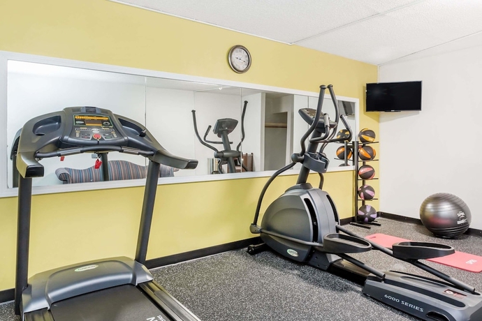 Imagen de los interiores del Hotel Days Inn By Wyndham Hendersonville. Foto 15