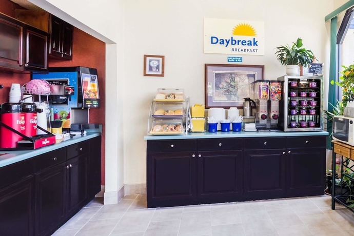 Imagen del bar/restaurante del Hotel Days Inn By Wyndham Hendersonville. Foto 2