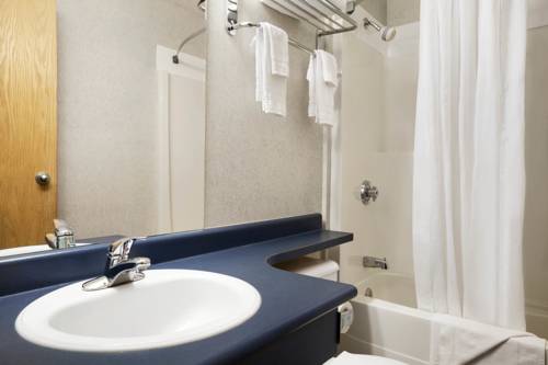 Imagen de la habitación del Hotel Days Inn By Wyndham Hinton. Foto 7