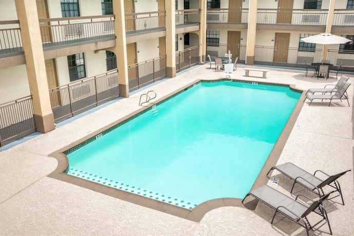 Imagen de la piscina del Hotel Days Inn By Wyndham Houston. Foto 18