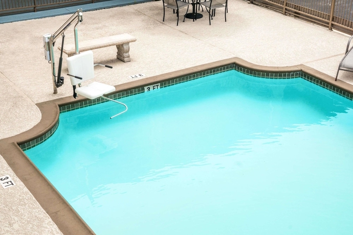 Imagen de la piscina del Hotel Days Inn By Wyndham Houston. Foto 19