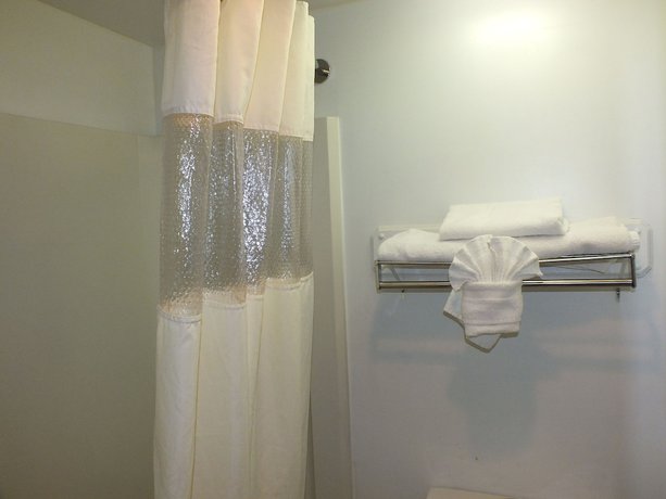 Imagen de la habitación del Hotel Days Inn By Wyndham Indianapolis Northeast. Foto 16