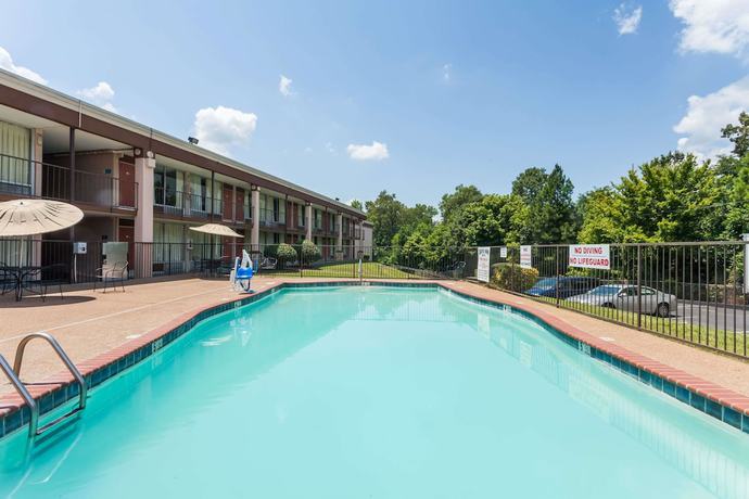 Imagen de la piscina del Hotel Days Inn By Wyndham Jackson, Jackson. Foto 11