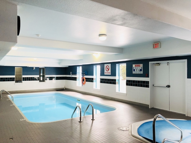 Imagen de la piscina del Hotel Days Inn By Wyndham Kamloops Bc. Foto 17