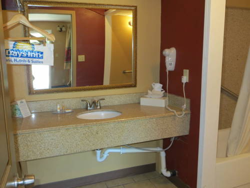 Imagen de la habitación del Hotel Days Inn By Wyndham Kansas City. Foto 7